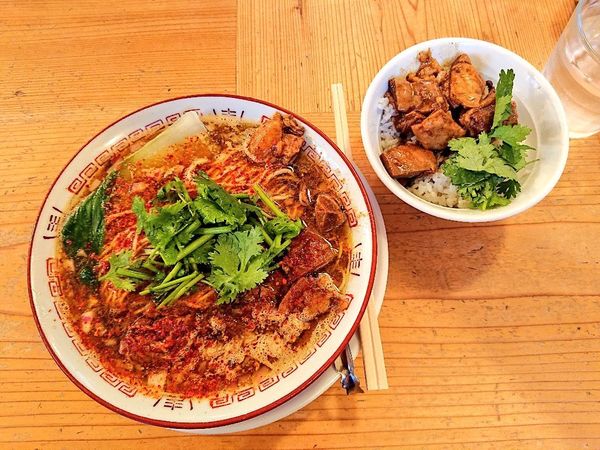 「紅の羊、ヤンローハン(小)」@ひつじそば 人と羊の写真