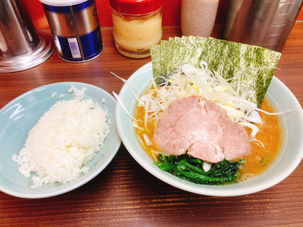 「らーめん+のり+白ネギ」@横浜家系らーめん 武蔵家 川口店の写真