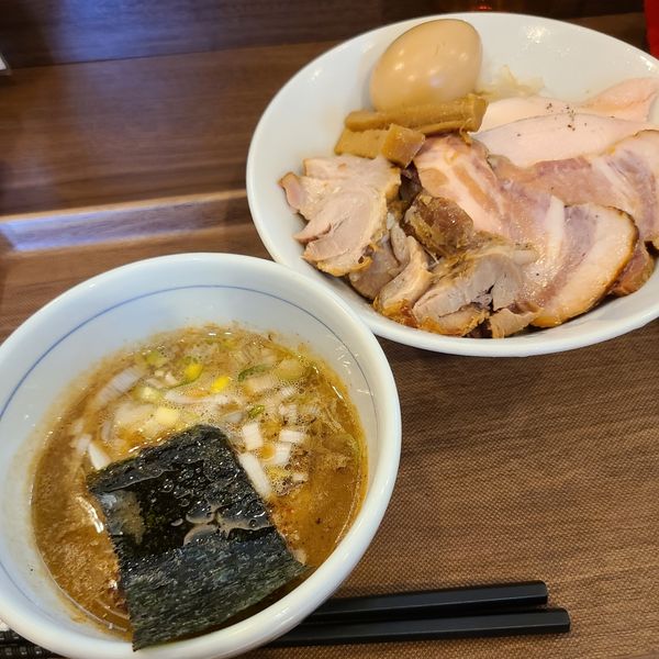 「三種のチャーシューつけ麺¥1200、鰹だしの特製味玉¥120」@つけめん さなだの写真
