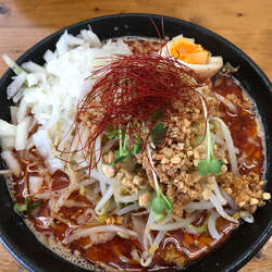 冷やし坦々麺、豚増し、玉葱、大盛り