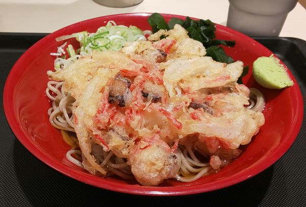 「紅生姜げそ天そば（冷し）」@名代 富士そば 飯田橋駅前店の写真