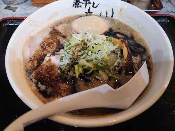 「黒こってり味玉らーめん」@煮干しらーめん青樹 立川店の写真