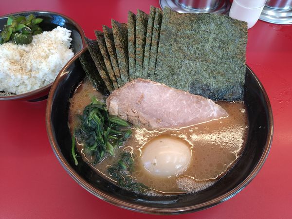 「ラーメン並　のり7枚　半熟味玉　サービスライス」@横浜ラーメン 相馬家の写真