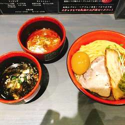 特製ハーフ&ハーフ(和風トマト、エビとイカ墨)