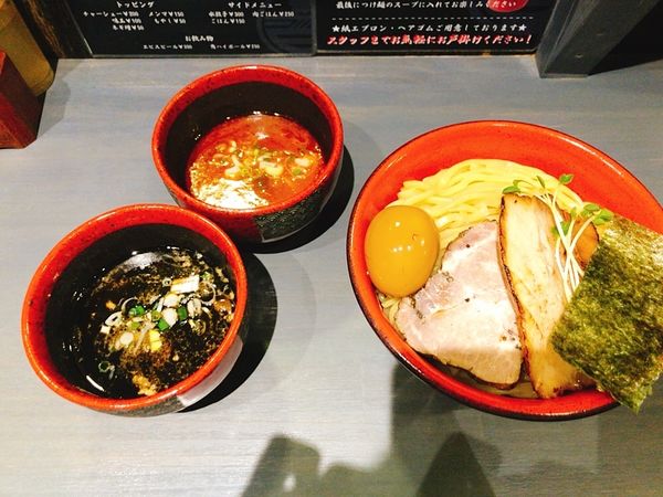 「特製ハーフ&ハーフ(和風トマト、エビとイカ墨)」@つけ麵専門 百の輔の写真