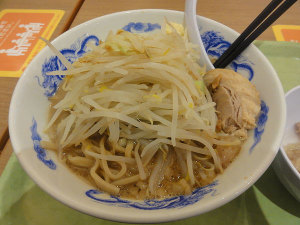 「ラーメン並700円　脂トリプル(別皿）ニンニクトリプル」@ジャンクガレッジ イオンレイクタウンmori店の写真