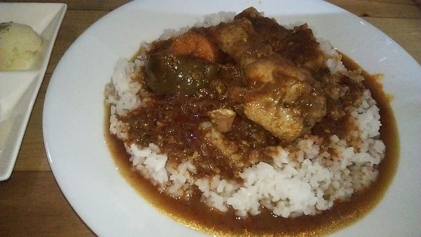 「赤のべっぴん薬膳カリー 1000円」@カリー＆ワイン ビストロ べっぴん舎 お茶の水店の写真