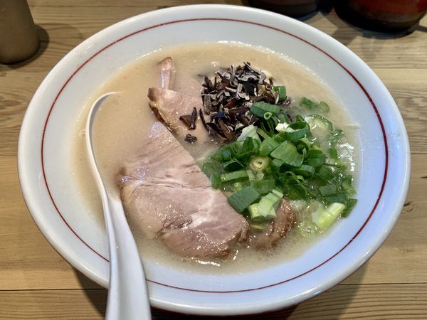 「純製らーめん＋肉＋半熟煮玉子」@博多らーめん 虎の写真