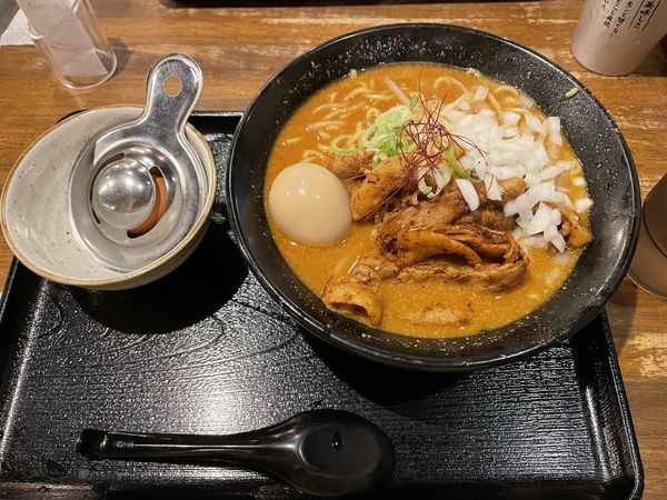 「炙り豚バラ味噌ラーメ880円＋味玉（LINE無料トッピング）」@百年味噌ラーメン マルキン本舗 みかも店の写真