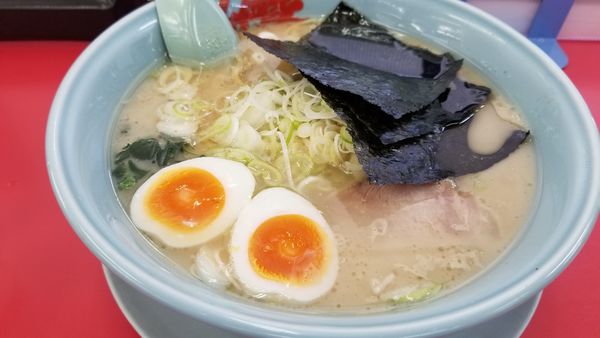 「醤油ラーメン　中　味玉トッピング」@山岡家 松本店の写真