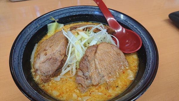 「小豚レッドカレーラーメン」@原点らーめんの写真