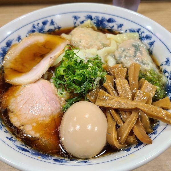 「ラーメン三段　ワンタン」@覆めん 花木の写真