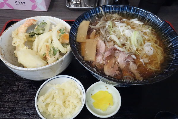 「鳥中華（冷）とミニ天丼」@肉そば やま久 柳生店の写真