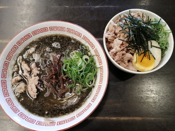 「黒とんこつ(バリかた)＋替玉(バリかた)＋ぶた丼」@博多とんこつ 豚の足跡の写真