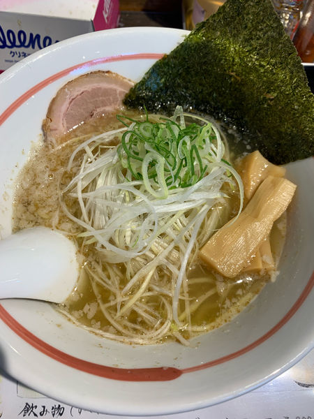 「魚介しょうゆラーメン　鰯W」@俺らラーメン ちょもらんまの写真