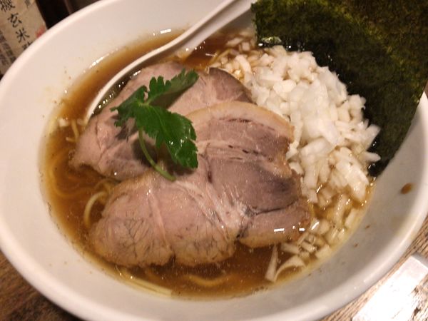 「平子煮干しそば800円+玉葱100円」@新橋 纏の写真