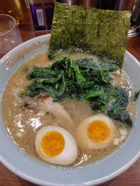 「ラーメン中盛+味玉+ほうれん草(コイパ無料トッピング)」@金八家の写真
