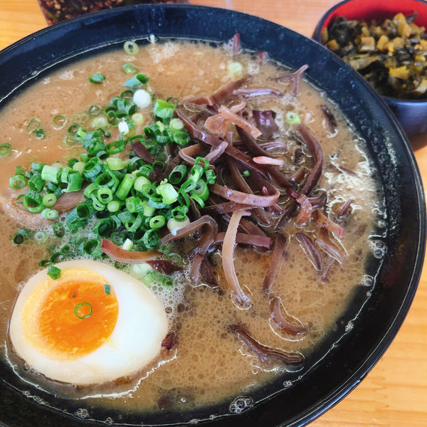 「豚骨ラーメン 800円 高菜 100円」@豚骨ラーメン 新井商店の写真
