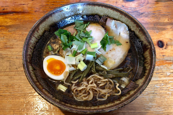 「石臼挽き中華そば 900円+餃子 450円」@富良野 とみ川の写真