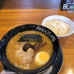 嵐げんこつらぁめん720円、ライス120円