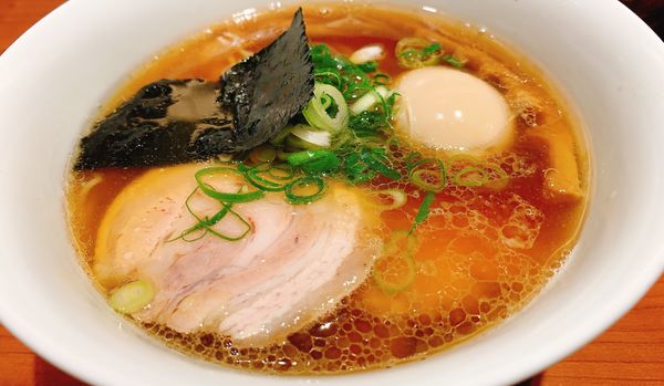 「名古屋コーチン玉子入り醬油らぁ麺　１２５０円」@支那そばや 東京ラーメンストリート店の写真