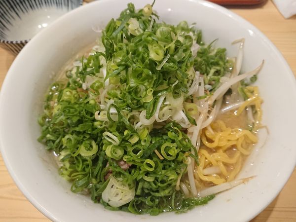 「味噌らーめん  麺少なめ ＋ もやし ＋ ねぎ(別皿)」@三ん寅の写真