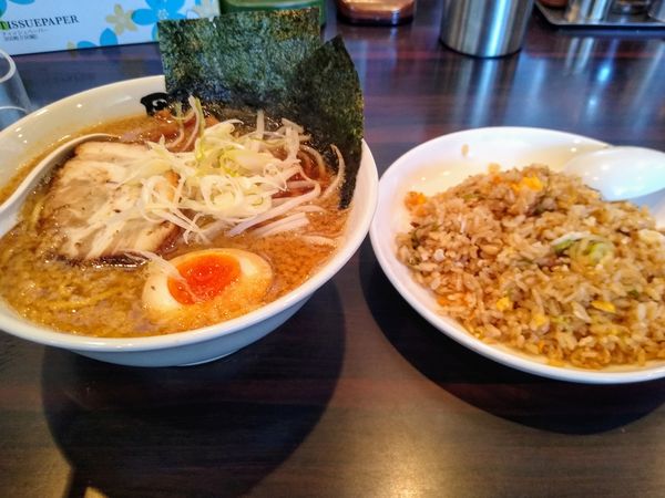 「環七ラーメン 760円 半チャーハン 240円」@環七ラーメン 周麺の写真