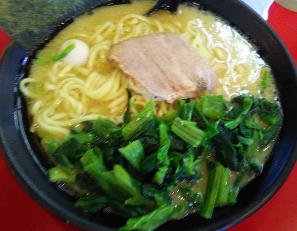 「中盛ラーメン　+　ほうれん草」@らっち家 下川井店の写真