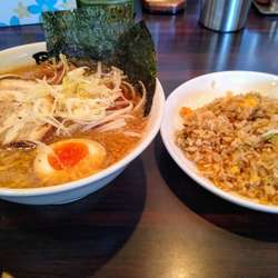 環七ラーメン 760円 半チャーハン 240円