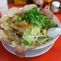 特製醤油肉入りラーメン大盛・野菜トッピング