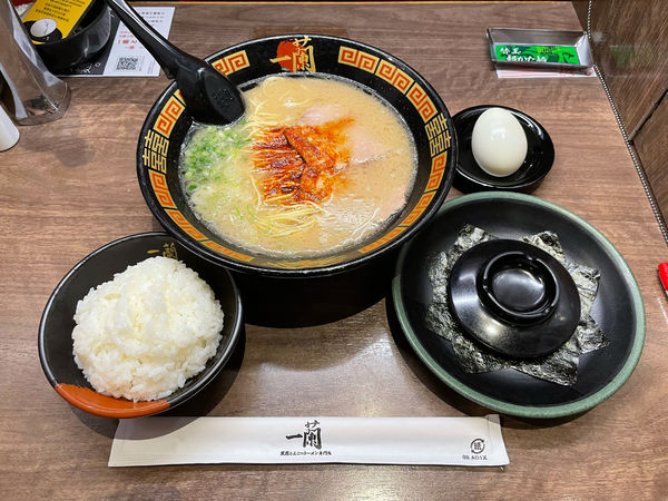 「ラーメン、替玉、ごはん、半熟たまご、のり」@一蘭 太宰府店の写真