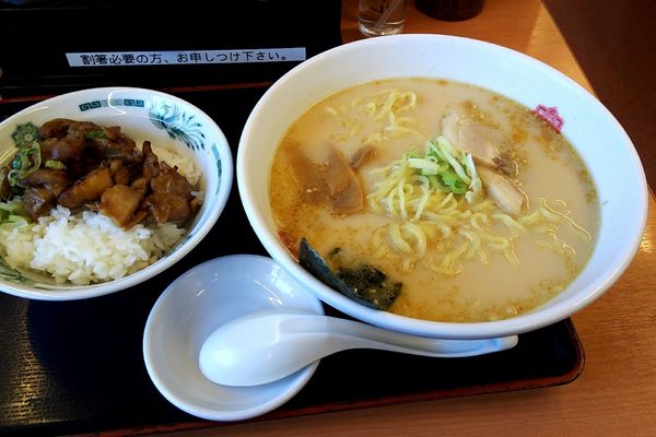 「やきとり丼+餃子セット(とんこつラーメン)890円」@熱烈中華食堂 日高屋 北習志野駅前店の写真