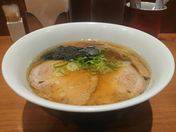 「醤油金華豚チャーシュー麺」@支那そばや 東京ラーメンストリート店の写真