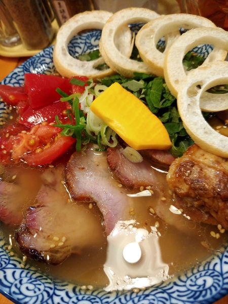 「しそ塩トマトらーめん・はるゆたか・カリフリチャーシュー5枚・」@らーめん森や。の写真