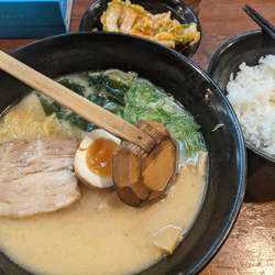 鶏白湯チャーシュー1枚　750円