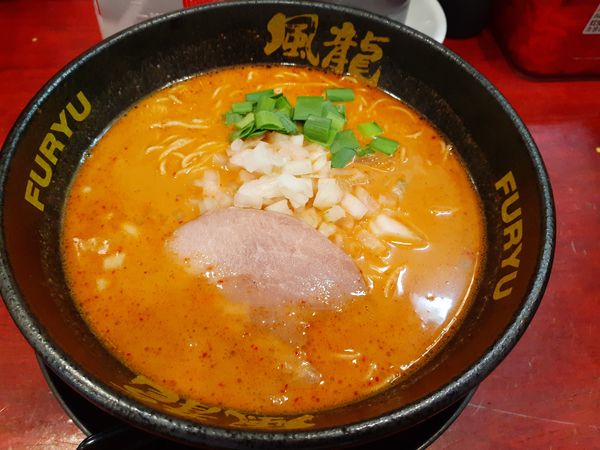 「辛ラーメン、替玉２玉」@とんこつラーメン 博多風龍 渋谷店の写真