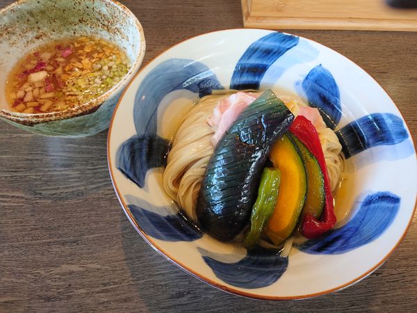 「【夏の限定第二弾】夏野菜の煮干し冷やしつけ麺（塩）1000円」@らーめん楓の写真
