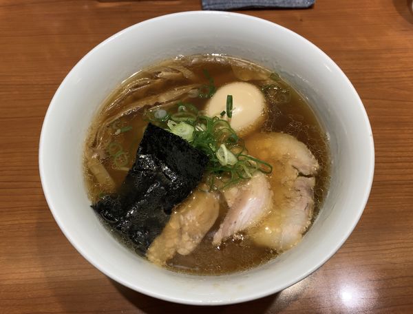 「名古屋コーチン玉子入り 醤油らぁ麺」@支那そばや 東京ラーメンストリート店の写真
