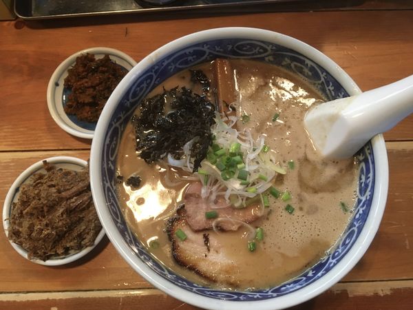 「とんこつラーメン+ほぐしチャーシュー+辛し高菜 750円」@愚直の写真