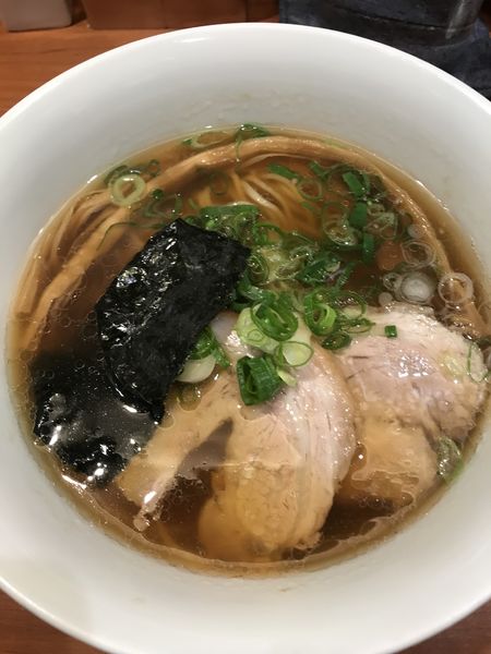 「醤油らぁ麺」@支那そばや 東京ラーメンストリート店の写真