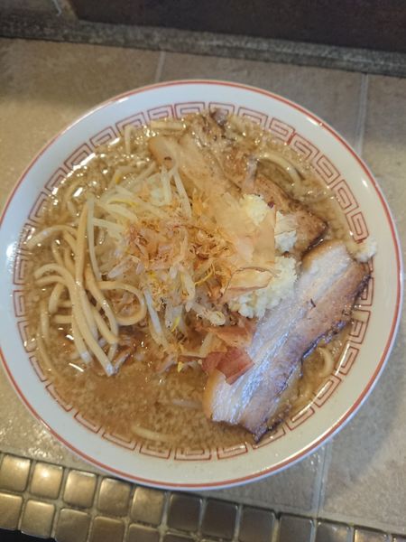 「マンモスラーメン 堅め もやし少なめ 紙エプロン」@泪橋 溝の口店の写真