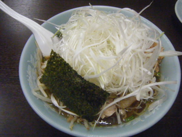 「冷やし正油ラーメン（+しらがねぎ）」@中華そば 味六の写真