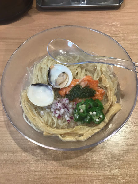 「【限定】浅利と蛤の冷やしサーモンミキュイのせ 900円」@らぁ麺 鳳仙花の写真