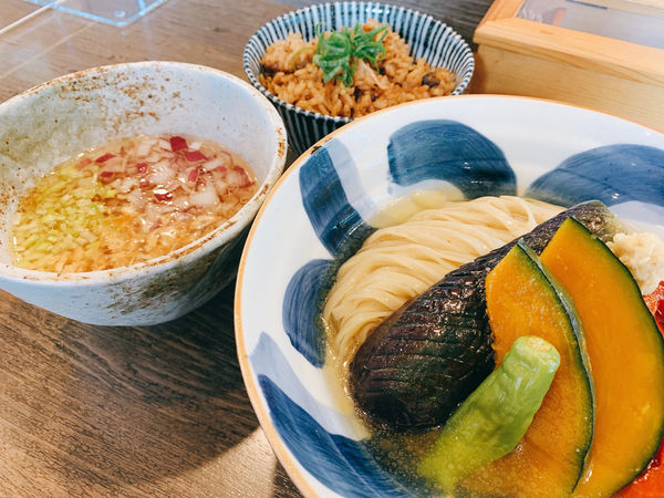「夏野菜の煮干し冷やしつけ麺 塩」@らーめん楓の写真