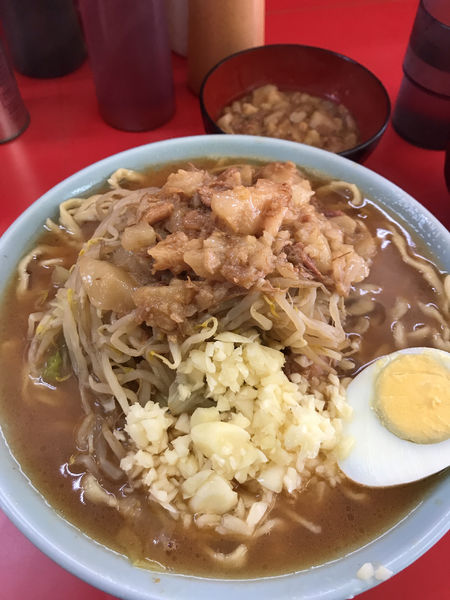 「少なめラーメンブタカス付き＋生卵」@ラーメン富士丸 東浦和店の写真