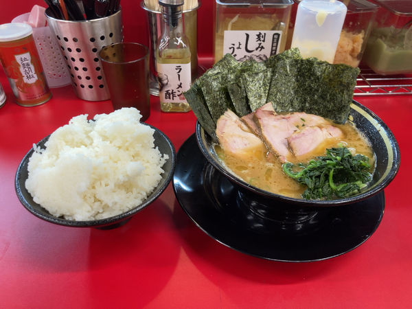 「チャーシュー麺味薄め　ライス大盛り」@IEKEI_TOKYO 王道家直系の写真