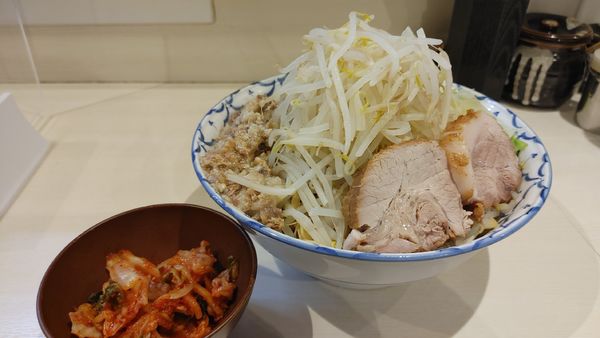 「麺増し・大・キムチ（ヤサイアブラ）￥９５０」@らーめん 陸 尾山台店の写真