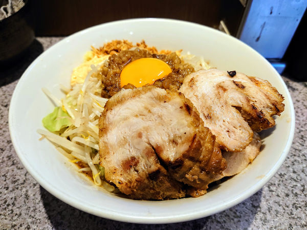 「汁なしそば(ミニ)+豚1枚」@ラーメン宮郎の写真