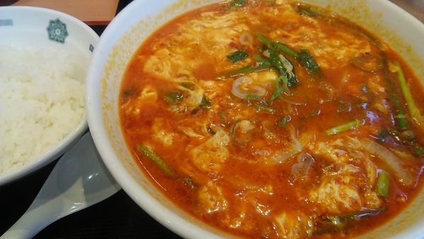 「大宮担々麺 650円＋半ライス 120円」@日高屋 春日駅前店の写真