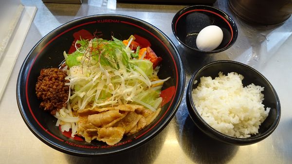 「紅まぜそば 温玉・ライス付（950円）」@麺創研 紅 国分寺の写真